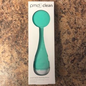 Vibrating facial cleansing device